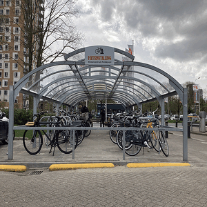 Transparentes Fahrradparken am Einkaufszentrum in Groningen