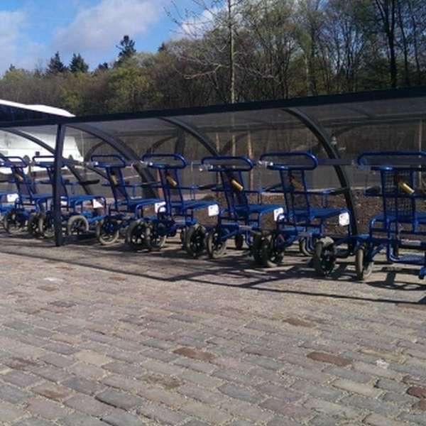 Kinderwagen- und Rollstuhlunterstand für Freilichtmuseum