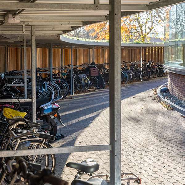 Individuell geformte Fahrradabstellanlage für ein modernes Wohngebäude