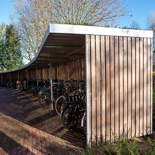 Individuell geformte Fahrradabstellanlage für ein modernes Wohngebäude