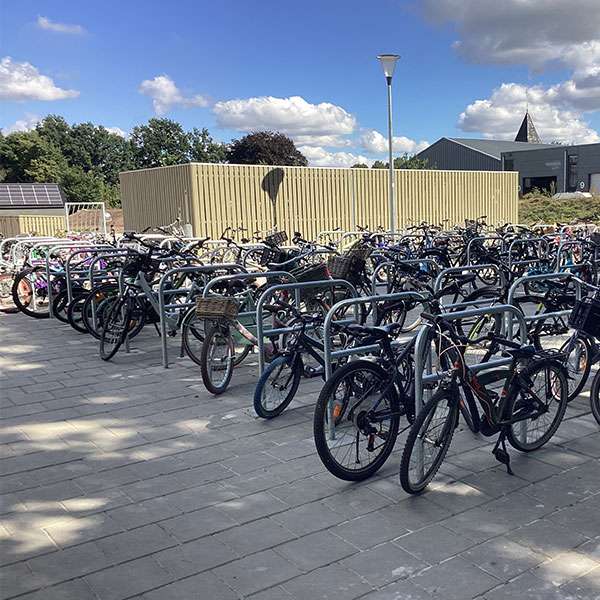 Vollständige Ausstattung eines Schulhofes