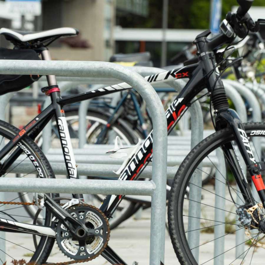 Fahrradanlehnbügel mit Zwischenrohr