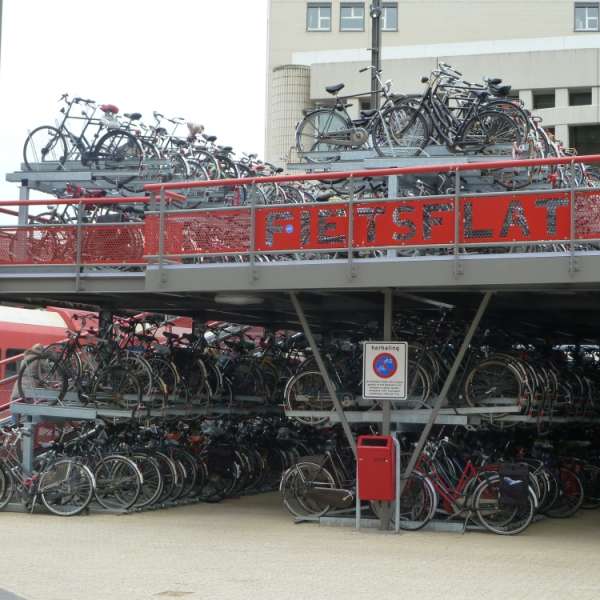 Drei platzsparende Fahrradparker von Falco Drei platzsparende Fahrradparker von Falco