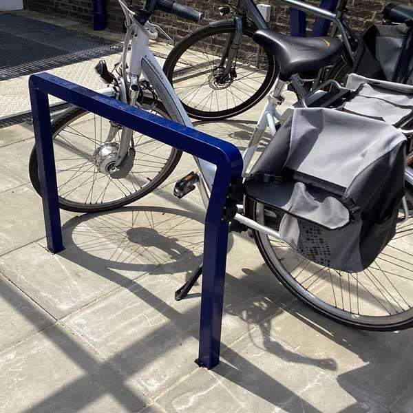 Fahrradparksysteme | Fahrradständer mit E-Bike Ladestation | FalcoForce Fahrradanlehnbügel mit E-Bike Ladestation | image #2 |  