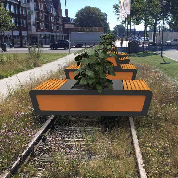 Stadtmobiliar an der Bahnlinie