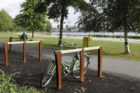 Fahrradanlehnbügel aus Cortenstahl und Holz