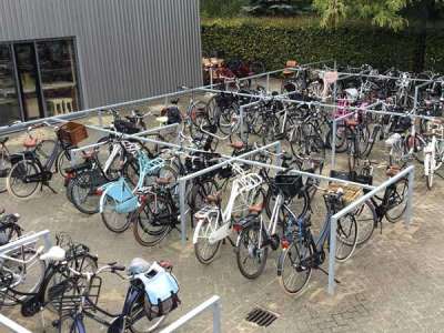 Ordnungsgemäßes Fahrradparken am Zone.college in Enschede