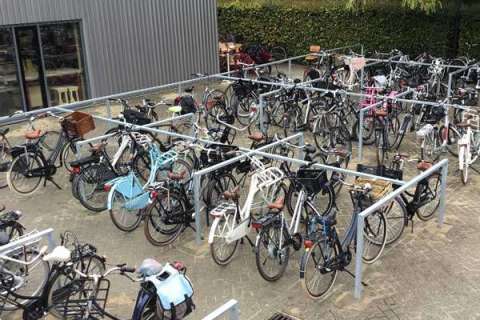 Ordnungsgemäßes Fahrradparken am Zone.college in Enschede