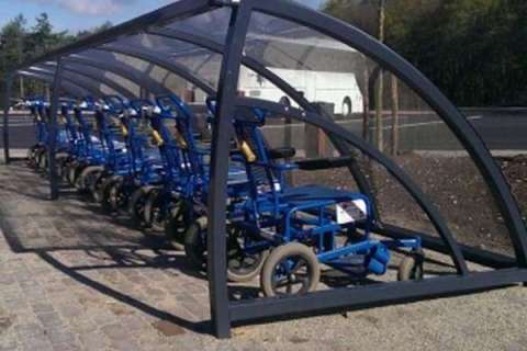 Kinderwagen- und Rollstuhlunterstand für Freilichtmuseum