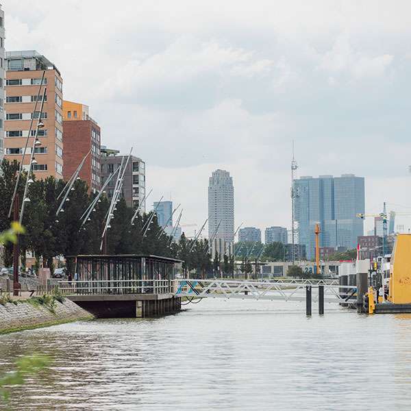 Falco Überdachung: komfortabler Warteraum in Rotterdam