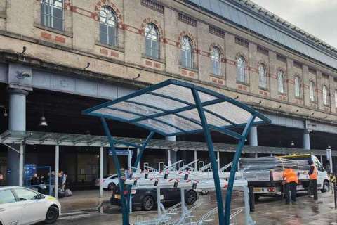Fahrradparken an einem englischen Bahnhof