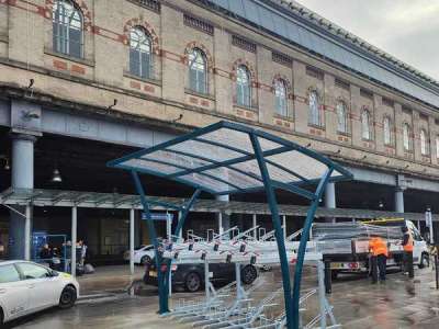 Fahrradparken an einem englischen Bahnhof
