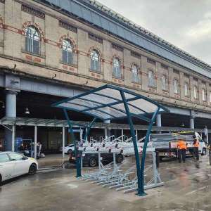 Fahrradparken an einem englischen Bahnhof