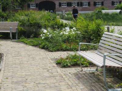 Jung und Alt zusammen auf Falco-Bänken im Generationengarten