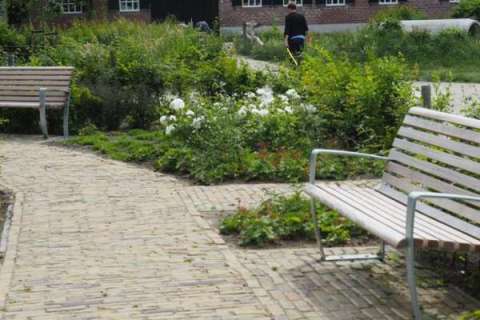 Jung und Alt zusammen auf Falco-Bänken im Generationengarten