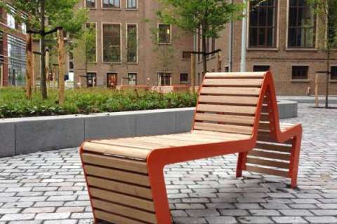 Straßenmobiliar FalcoLinea färbt den Amstel Campus Amsterdam orange