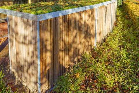 Individuell geformte Fahrradabstellanlage für ein modernes Wohngebäude