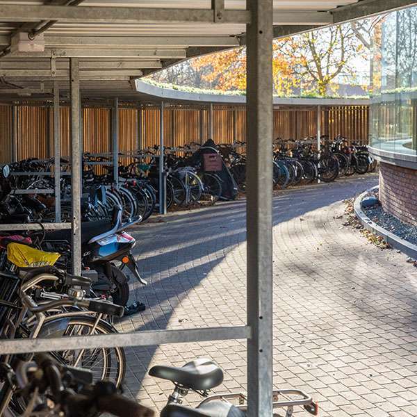 Individuell geformte Fahrradabstellanlage für ein modernes Wohngebäude