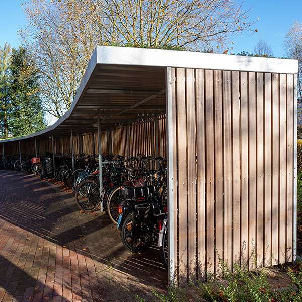 Individuell geformte Fahrradabstellanlage für ein modernes Wohngebäude