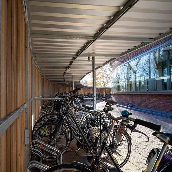 Individuell geformte Fahrradabstellanlage für ein modernes Wohngebäude