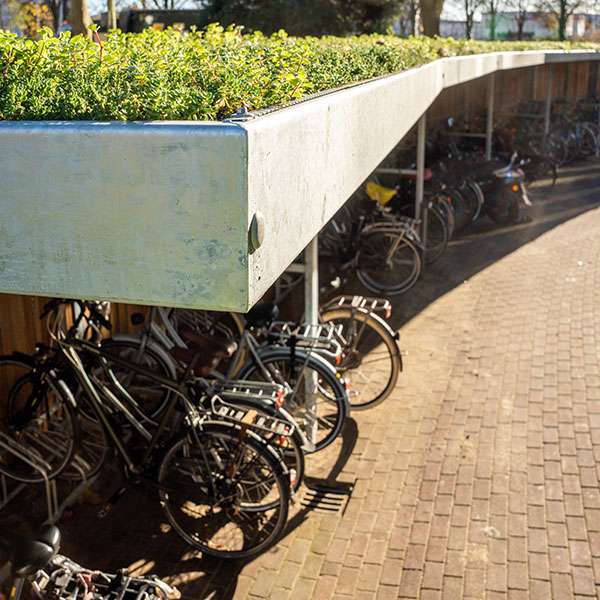 Individuell geformte Fahrradabstellanlage für ein modernes Wohngebäude