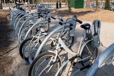 Fahrräder abstellen und aufladen im Nationalpark De Hoge Veluwe