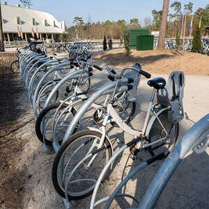 Fahrräder abstellen und aufladen im Nationalpark De Hoge Veluwe
