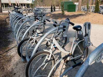 Fahrräder abstellen und aufladen im Nationalpark De Hoge Veluwe