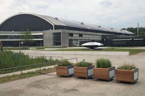 Pflanzkübel als grüne Straßenbegrenzung