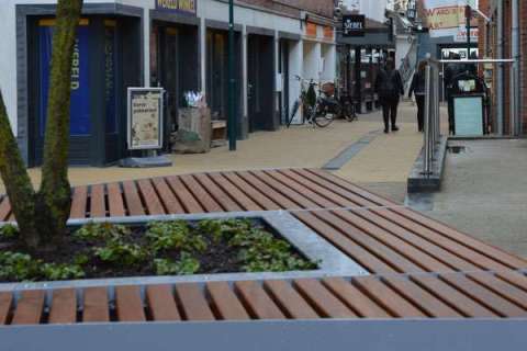 Maßgeschneiderte, multifunktionelle Sitzmöbel für die Einkaufsstraße