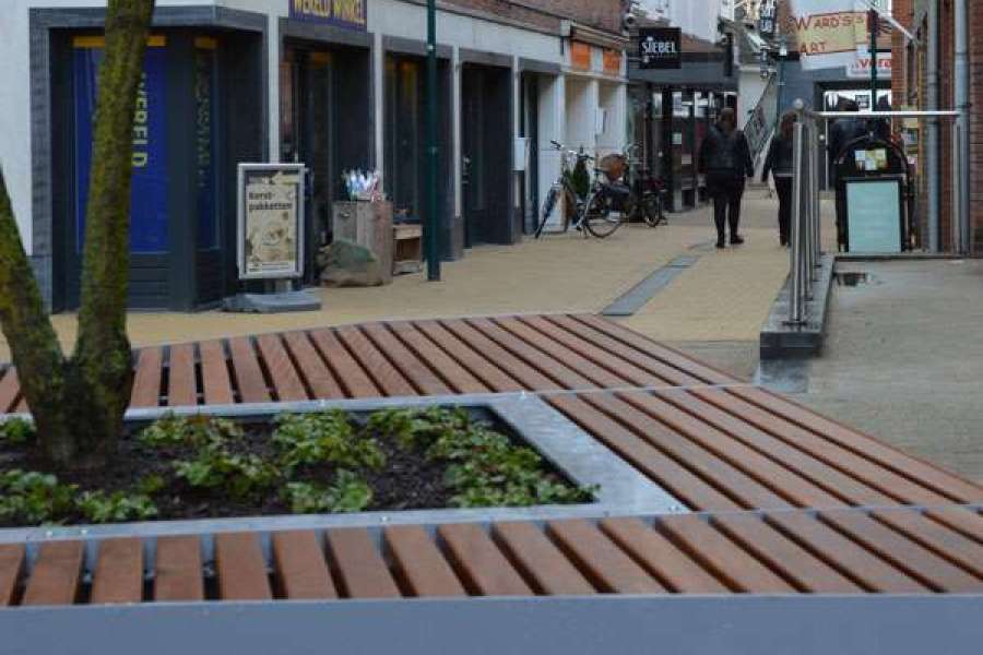 Maßgeschneiderte, multifunktionelle Sitzmöbel für die Einkaufsstraße