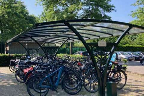 Maßgeschneiderte Fahrradüberdachung für einen märchenhaften Vergnügungspark