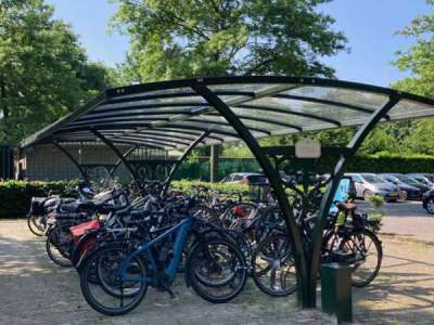 Maßgeschneiderte Fahrradüberdachung für einen märchenhaften Vergnügungspark