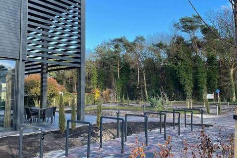 Moderne Fahrradständer mit Lademöglichkeit im Feriendorf De Zandstuve