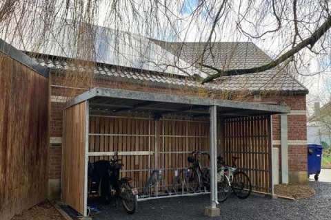 Fahrradüberdachung und Fahrradständer mit E-Ladepunkten für belgisches Unternehmen