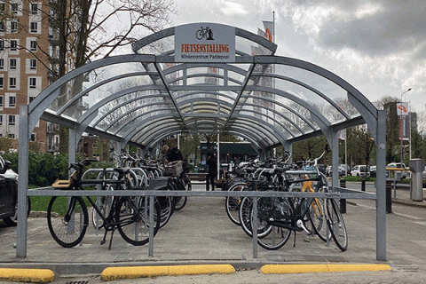 Transparentes Fahrradparken am Einkaufszentrum in Groningen