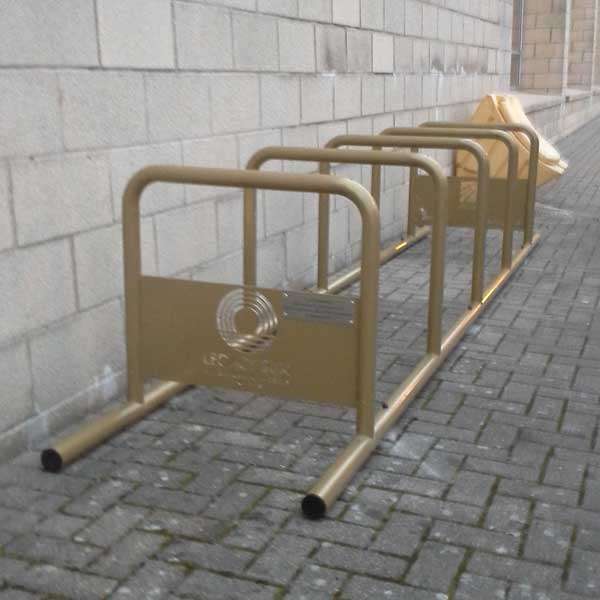 fietsparkeren fietsaanleunbeugel fietsenrek met logo FalcoToaster