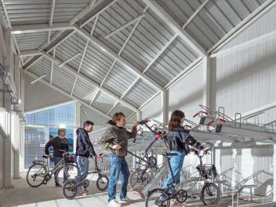 Nachhaltige Mobilität bei Fahrradstation in Cuneo