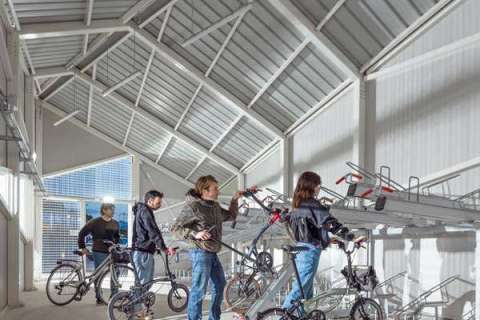 Nachhaltige Mobilität bei Fahrradstation in Cuneo