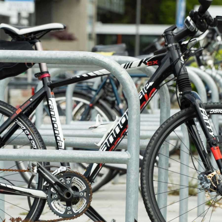 Fahrradanlehnbügel mit Zwischenrohr