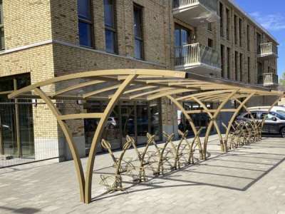 Fahrradparken mit System und Stil: Farblich abgestimmte Lösung für ein Neubauquartier