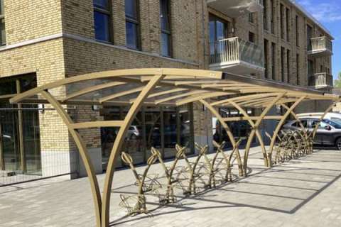 Fahrradparken mit System und Stil: Farblich abgestimmte Lösung für ein Neubauquartier