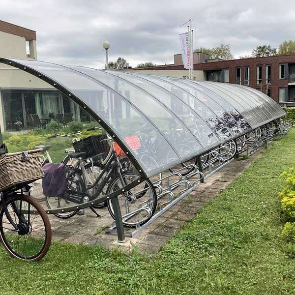 Modulare Fahrradüberdachung mit Anbauteilen erweitert