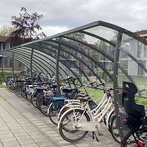 Modulare Fahrradüberdachung mit Anbauteilen erweitert