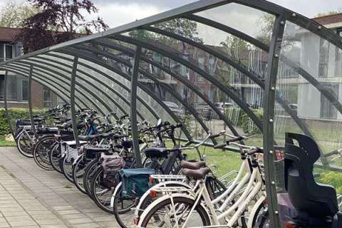 Modulare Fahrradüberdachung mit Anbauteilen erweitert