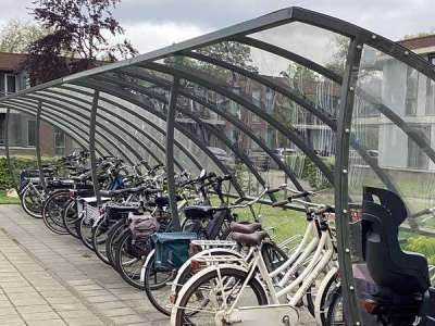 Modulare Fahrradüberdachung mit Anbauteilen erweitert