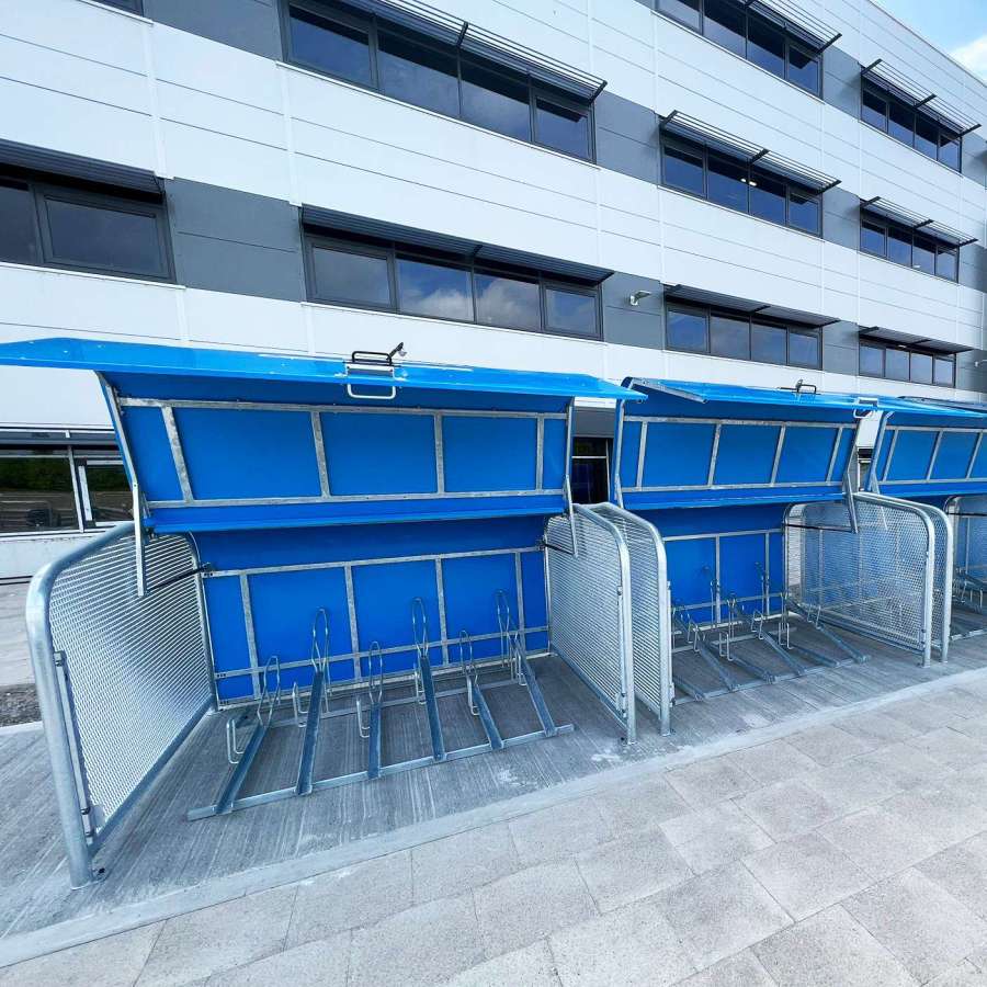 Harper Collins Verlag erhält FalcoPod Fahrradboxen, einen Warte- und Raucherunterstand und eine Mülleinhausung