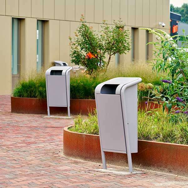 Hochwertiges Stadtmobiliar und Fahrradparksysteme für das Saxenburgh Krankenhaus in Hardenberg