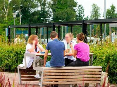 Hochwertiges Stadtmobiliar und Fahrradparksysteme für das Saxenburgh Krankenhaus in Hardenberg