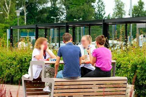 Hochwertiges Stadtmobiliar und Fahrradparksysteme für das Saxenburgh Krankenhaus in Hardenberg